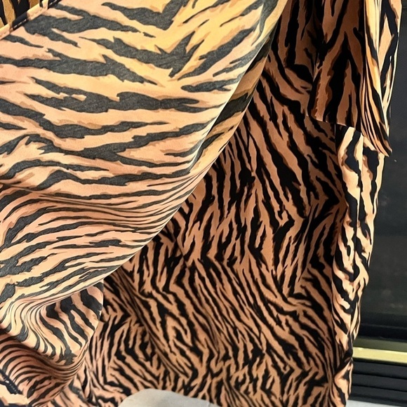 Sag Harbor Tiger Stripped Wrapped sleeveless Dress - Picture 4 of 13